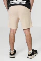 Short de gabardina color beige, corte recto, con bolsillos laterales y traseros.