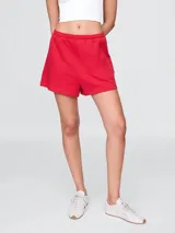 Short deportivo color celeste, sin felpa, con cintura elástica y logo estampado en la pierna.