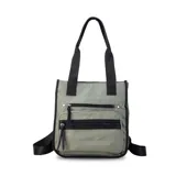 Mochila cartera color verde militar con detalles en negro. Tiene dos bolsillos frontales con cierre y correas ajustables para usar como mochila o al hombro.