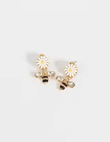 Par de aros colgantes dorados con dije de margarita blanca con centro amarillo y abeja con alas de strass.