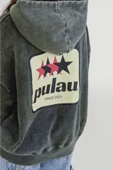 Canguro gris con capucha y bolsillo delantero tipo canguro. Estampado en el pecho con el logo de la marca Pulau en negro y rojo.