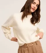 Buzo suéter femenino de tricot color verde esmeralda, con cuello redondo y puños ajustados. Confeccionado con viscosa certificada, poliéster y poliamida.