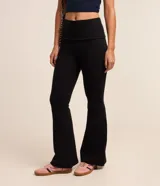 Pantalón flare de algodón flamê negro, con cintura alta doblada.