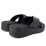 Sandalias negras de cuero con plataforma y tiras cruzadas.