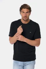 Remera celeste de manga corta con cuello redondo y bordado pequeño en el pecho. Corte clásico.