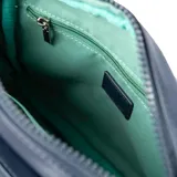 Riñonera azul con diseño acolchado en forma de rombos y apliques metálicos. Tiene dos compartimentos con cierre y correa regulable con hebilla.