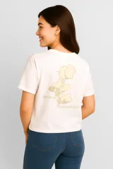 Remera azul de manga corta, corte holgado y cuello redondo.