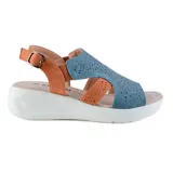 Sandalias de plataforma color celeste y marrón con detalles calados, tira trasera con hebilla y plataforma blanca.
