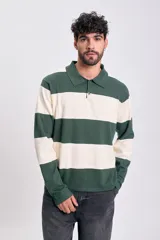 Buzo de tejido de punto con cuello polo y cierre parcial de botones. Presenta un diseño de rayas horizontales anchas en color verde oscuro y blanco crema.