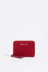 Monedero de nylon color rojo con cierre de cremallera y tirador de piel regenerada, incluye tarjetero interior y logo metálico en el exterior.