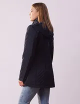 Campera capitoneada color verde claro, marca Gallery, con abertura central con cierre, bolsillos delanteros, capucha desmontable y forro interno a tono.