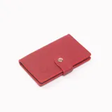 Tarjetero rojo de cuero con cierre de broche a presión.