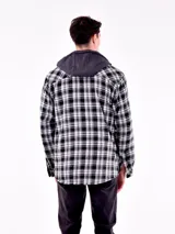 Campera tipo camisa de franela a cuadros blancos y negros, con capucha gris y forro de piel sintética color crema.