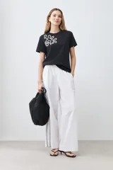 Remera negra de algodón con bordado blanco en el frente.