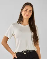 Remera color crudo de cuello redondo con bordado en el cuello.