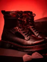 Bota de cuero negra con detalles en descarne y cordones. Tiene una altura de caña de 15 cm y punta redonda. Edición limitada de Star Wars.