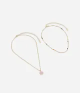 Collar doble dorado, uno con cadena de eslabones con detalles de cuentas de colores y otro con dije de flor rosa con strass.