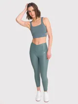 Calza deportiva negra con tela brillante, tiro alto y cintura en forma de "V" con silicona interior.
