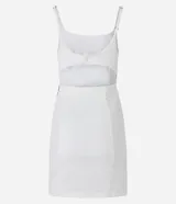 Vestido corto blanco de sarga, con escote cuadrado, breteles finos, recortes delanteros, espalda con recorte cutout y cierre lateral con cremallera.