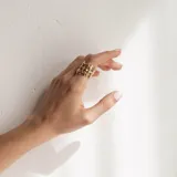 Anillo dorado con diseño geométrico calado.