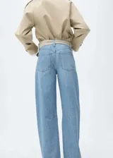 Pantalón de jean celeste de corte recto, tiro alto y cinco bolsillos.