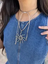 Collar con dije de sol dorado hecho a mano en alambre, con tiento sintético color menta regulable.