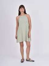 Vestido corto verde agua con rayas horizontales, breteles finos y corte evasé.