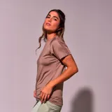 Remera deportiva marrón de poliéster, de corte holgado y mangas cortas.
