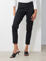 Pantalón de mujer Zac & Rachel, color negro con estampado de cuadrillé sutil en tonos grises. Es de tiro alto, corte slim y largo al tobillo.