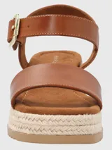 Sandalias negras con plataforma de yute, tira ancha sobre los dedos y tira con hebilla dorada alrededor del tobillo.