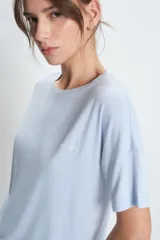Conjunto de pijama de viscosa, compuesto por una remera celeste de mangas cortas y un pantalón largo estampado con cintura elastizada.