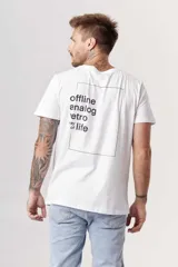 Remera negra de manga corta con cuello redondo y un pequeño estampado en el pecho que simula un radiograbador con texto.
