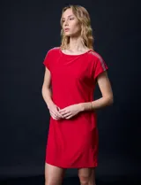 Vestido corto rojo de seda fría con cuello redondo y mangas cortas con apliques de brillos en los hombros.