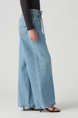 Pantalón de jean de corte recto, color celeste claro, con tiro alto y diseño clásico de cinco bolsillos.