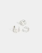 Set de tres aros earcuff dorados con diferentes diseños: uno con forma de cadena, otro liso con una abertura y otro con la palabra "Love" calada.