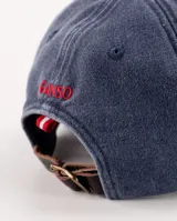 Gorra de béisbol color salmón con efecto lavado y logo bordado en azul marino.