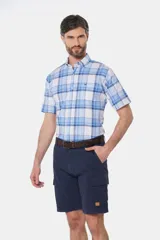 Bermuda cargo color gris oscuro, con bolsillos laterales y traseros con solapa. Incluye cinturón de cuero marrón.