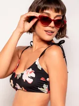 Top de bikini con estampado floral, tirantes finos con lazo en los hombros y ajuste con broche en la espalda.