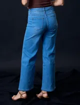 Jean de pierna ancha, color azul, marca Angels of Difference. Pretina con pasadores, botón y cierre. Delantera y trasera con bolsillos.
