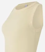 Top cropped musculosa de mujer, color marrón oscuro, confeccionado en tejido ribana acanalado, con cuello redondo y sin mangas.