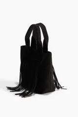Bolso shopper negro de tejido cepillado con doble asa y flecos largos. Cuenta con cierre magnético oculto en la parte superior, compartimento interior con cierre y forro de tafeta.