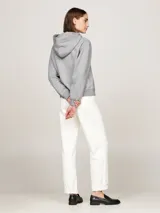 Buzo gris con capucha y cordones ajustables. Logotipo de Tommy Hilfiger bordado en blanco en el pecho y en la manga.