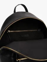 Mochila negra de poliuretano con cierre de cremallera, asa superior, correas ajustables, bolsillo interior con cremallera, bolsillo exterior con cremallera, insignia del monograma TH en la parte delantera y correas de textil trenzado con la inscripción de Tommy Hilfiger.
