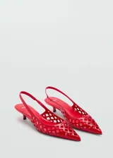 Zapato de tacón kitten color rojo, con punta fina y diseño troquelado.