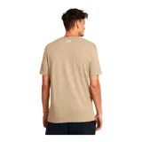 Remera blanca de Under Armour con estampado camuflado en el pecho y logo de la marca en negro.