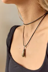 Gargantilla doble con choker de cuero negro y collar con dije de piedra natural marrón en forma de gota con engarce de acero quirúrgico hipoalergénico y tiento negro.