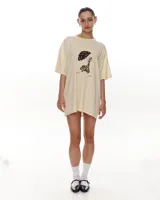 Remerón color crema de algodón con estampado de una jirafa con un hongo en la cabeza.