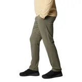 Pantalón chino color marrón claro, de corte recto, con bolsillos laterales y traseros. Confeccionado con tecnología Omni-Shield que repele la humedad y resiste las manchas. Incluye detalles de fuelle para mayor comodidad y libertad de movimiento.