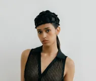 Casquete negro de crochet con detalles de lentejuelas.