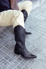 Bota texana negra de cuero con bordados en el caño, taco de 5cm y punta fina.